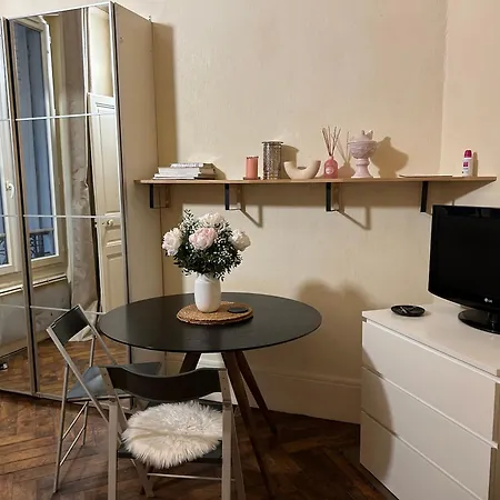 Typiquement Parisien Cosy Apartment Paris